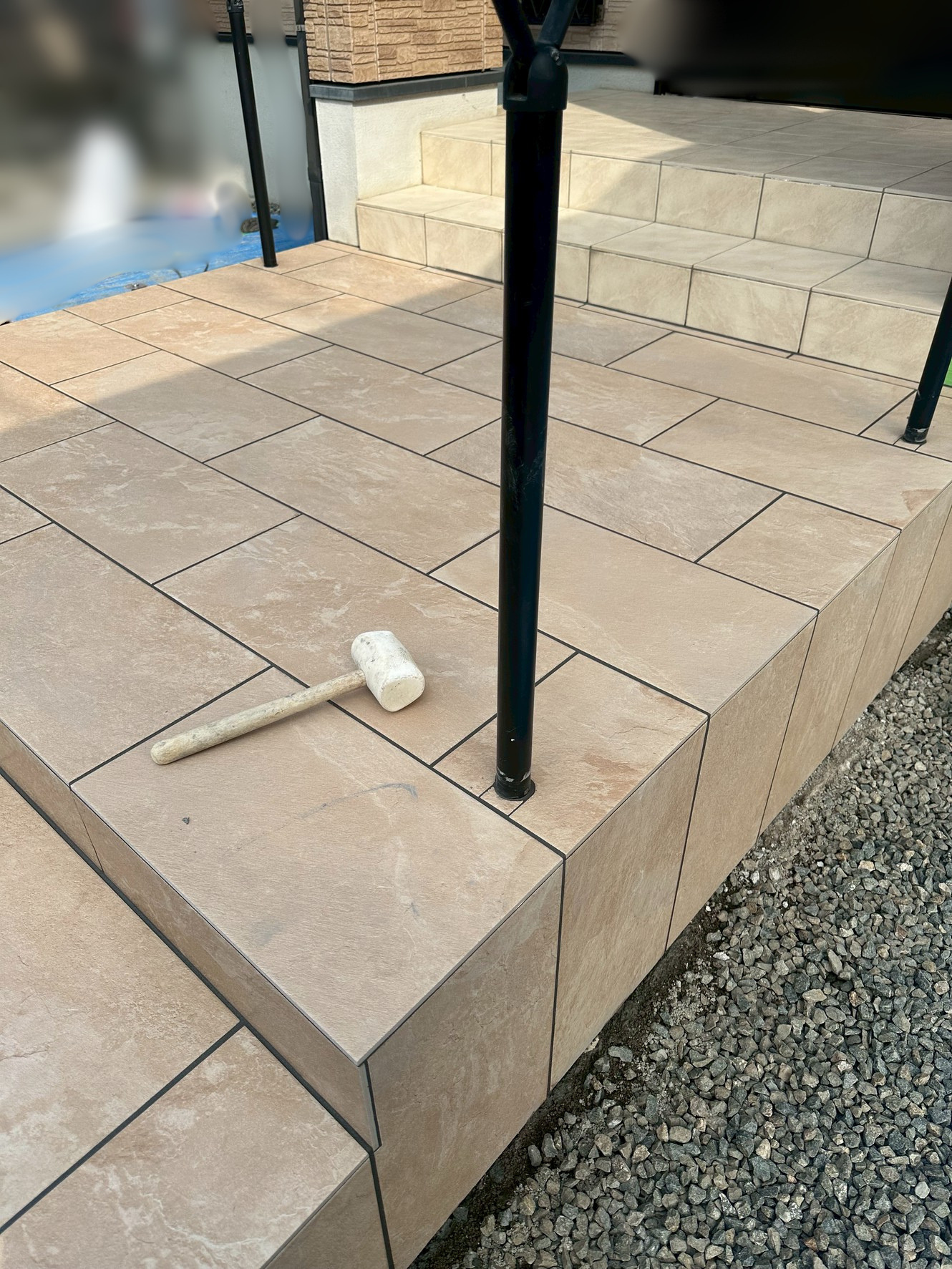 寒い地域で起こるタイルの凍害とは？玄関補修の実例をご紹介