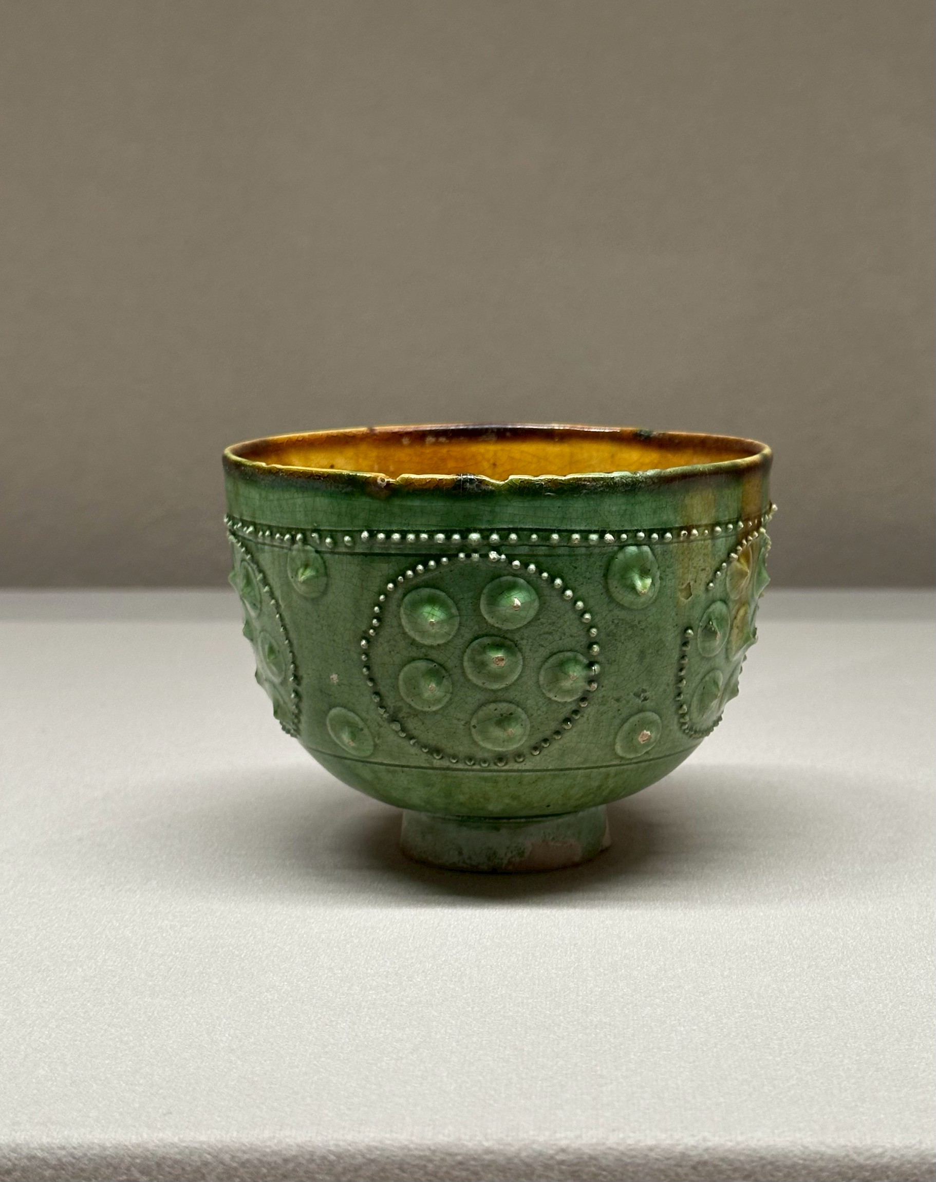 タイルは壁に貼るツボであり、花瓶だと思う。