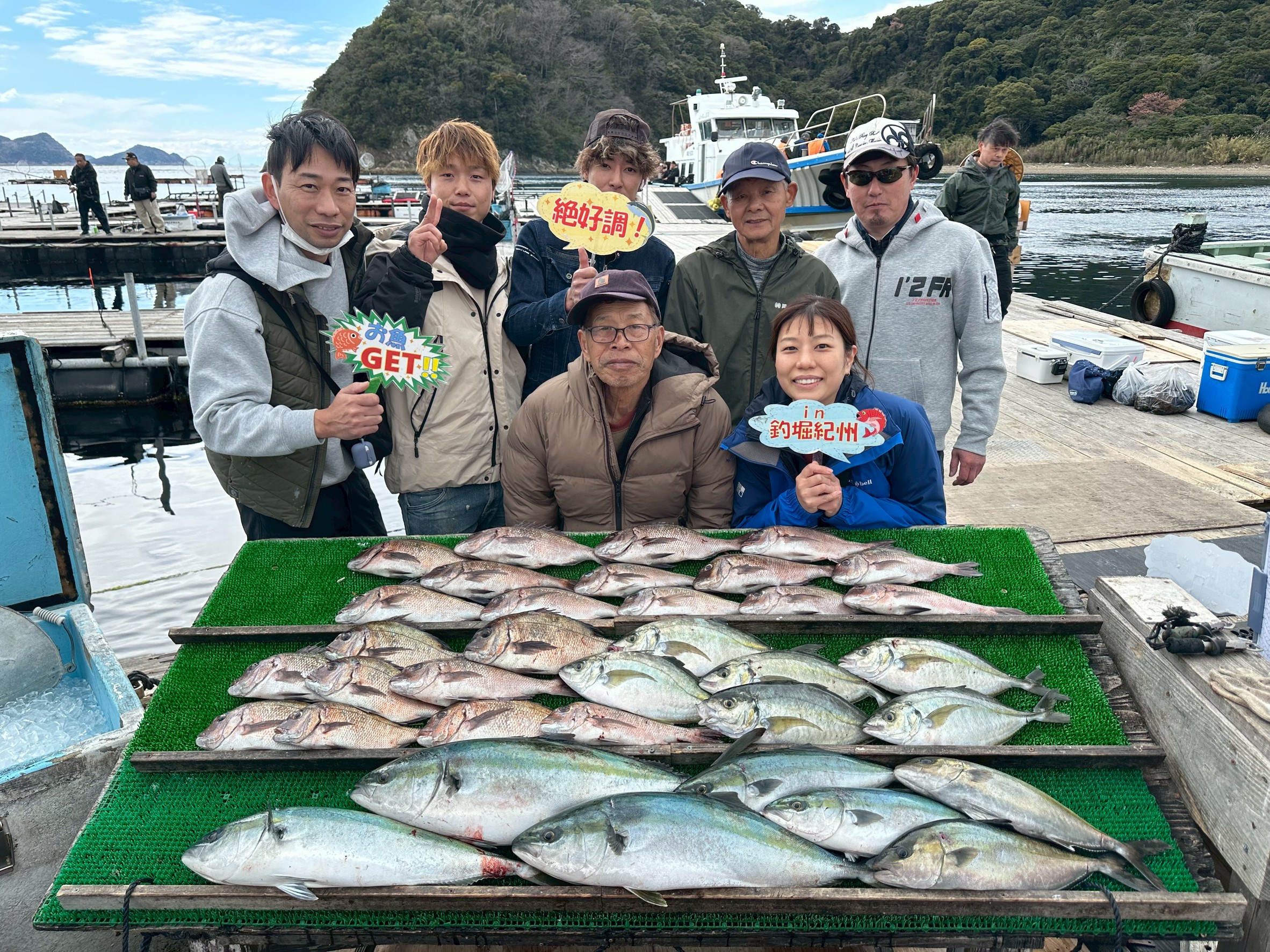 仕事をお休みして、従業員みんなで釣りに行ってきました！