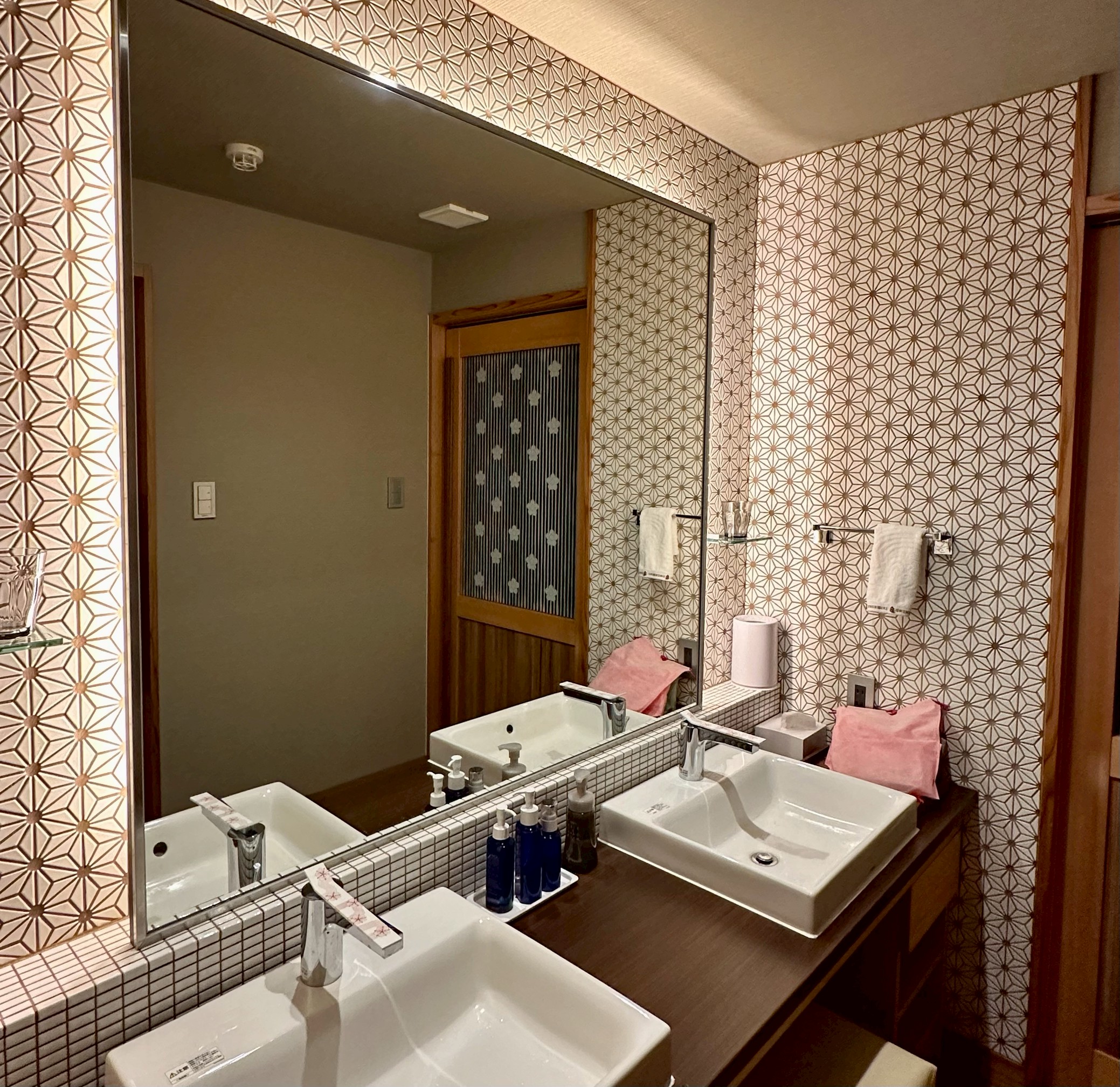 旅館で見つけた「和」のタイル。麻の葉模様がつくる空間