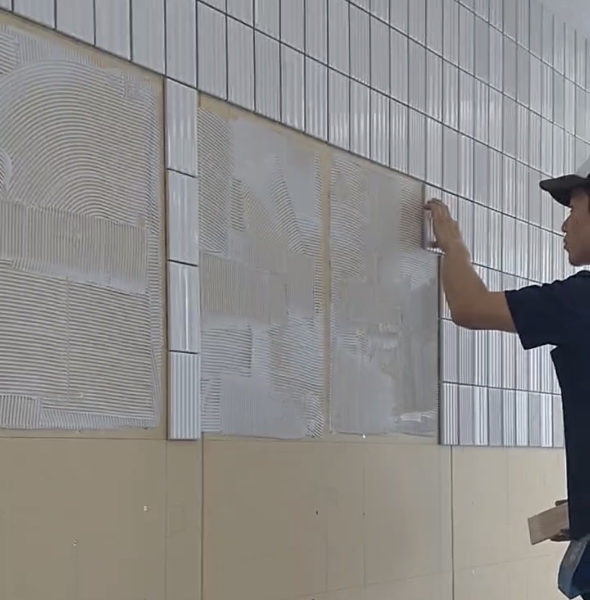 タイルは「平面」だけじゃない？凹凸がつくる光と影